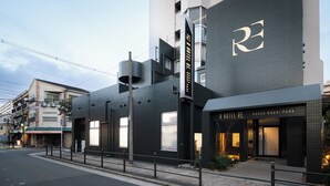 Um hotel moderno com um logo 'R' bem visível, localizado em Osaka Nagapark.