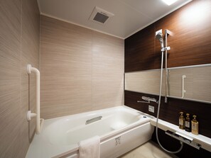 Quarto duplo conforto | Banheiro | Chuveiro/banheira combinados, secador de cabelo, chinelos, bidê