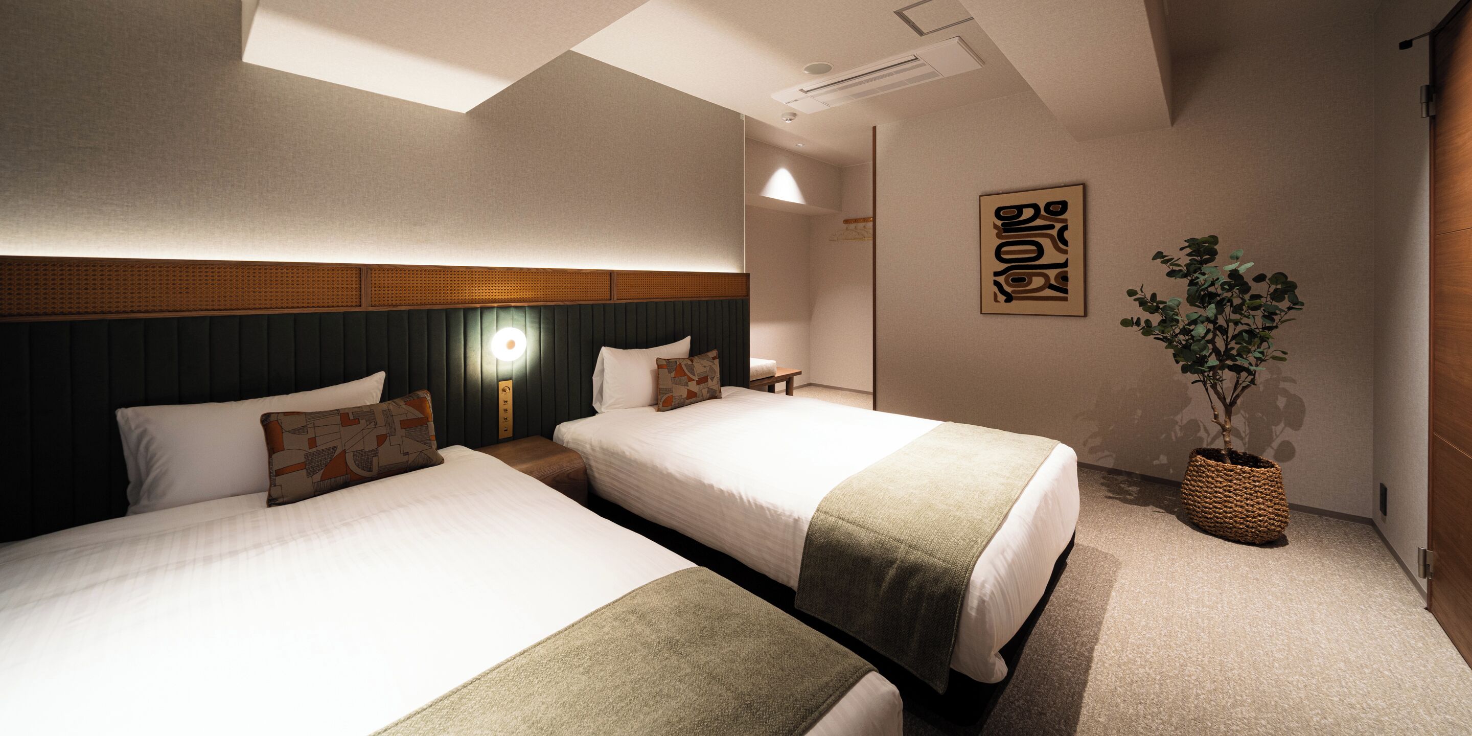 Quarto duplo conforto | Cofres nos quartos, escrivaninha, cortinas blackout