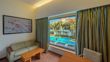 Habitación doble Deluxe, balcón, vista al campo de golf | Tabla de planchar con plancha