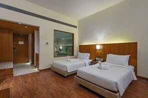 Deluxe Double Room, Balcony, Golf View | Iron/ironing board