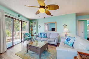 TV, DVD player - Gorgeous coastal condo with shared pool, Beach access & Close to shopping (Miramar Beach)