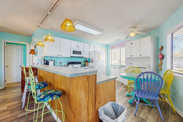 Fridge, microwave, oven, stovetop - Gorgeous coastal condo with shared pool, Beach access & Close to shopping (Miramar Beach)