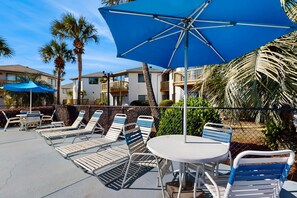 Outdoor dining - Gorgeous coastal condo with shared pool, Beach access & Close to shopping (Miramar Beach)