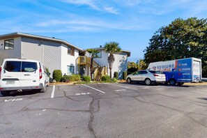 Property grounds - Gorgeous coastal condo with shared pool, Beach access & Close to shopping (Miramar Beach)