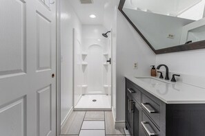 Shower, hair dryer, towels - Luxury Woodland Retreat w/ Hot Tub (Dover)
