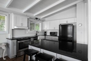 Frigorífico, horno, placa de cocina y lavavajillas