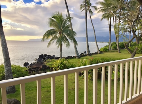 "Waimea Vista," Oceanfront Views, Walk to Beaches