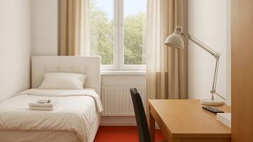 Single Room | Laptop workspace, free WiFi