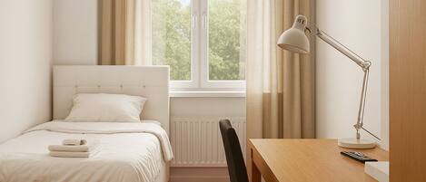 Single Room | Laptop workspace, free WiFi