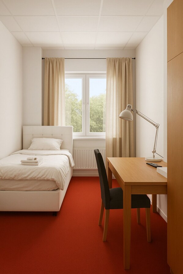 Single Room | Laptop workspace, free WiFi