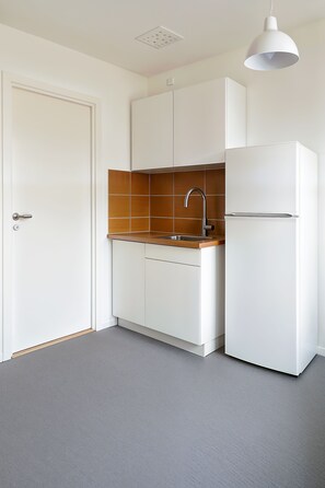 Single Room | Private kitchen | Full-size fridge, microwave, stovetop, cookware/dishes/utensils