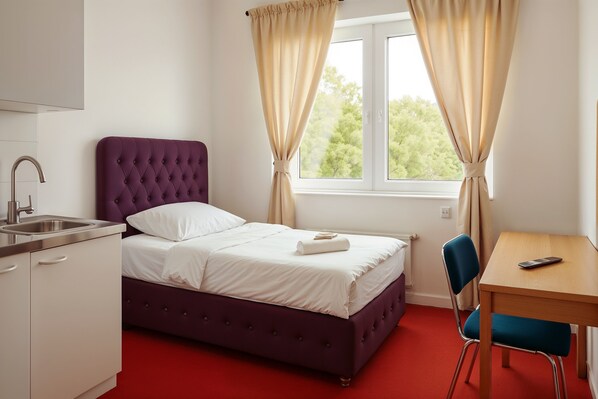 Single Room | Laptop workspace, free WiFi - King Hotel (Huddinge)