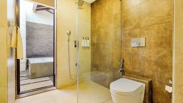 Villa Royal, vista piscina | Bagno | Asciugacapelli, asciugamani, sapone, shampoo