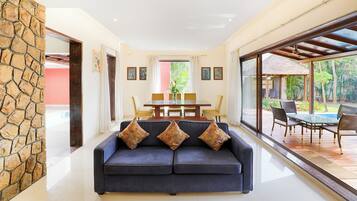 Royal Villa, Pool View | Living area