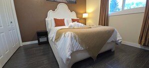 2 soverom, skrivebord, strykejern/-brett og reiseseng for barn