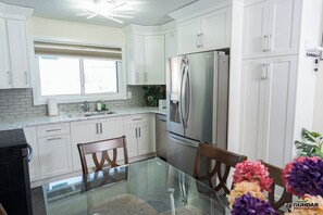 Kjøleskap, mikrobølgeovn, ovn og kokeplater