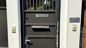 A door with a number plate reading "1151/10". - Samsen Suites (Bangkok)