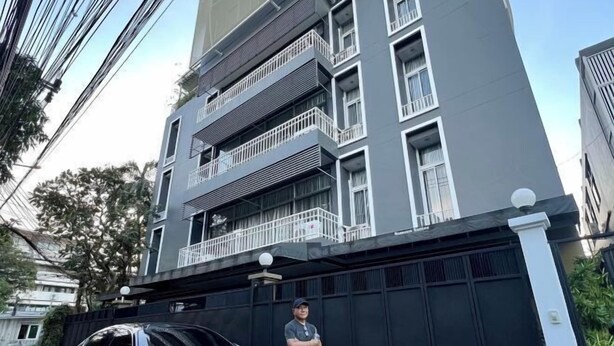 A modern building with multiple balconies and a gated entrance. - Samsen Suites (Bangkok)
