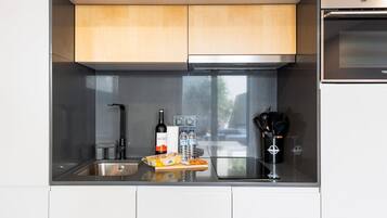 Fridge, oven, dishwasher, coffee/tea maker