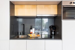 ثلاجة، فرن، غسالة أطباق، ماكينة لصنع القهوة/الشاي