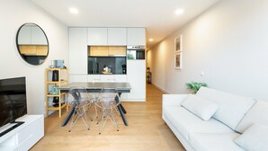 Eine moderne Wohnung mit Essbereich, Küche und Wohnzimmer.