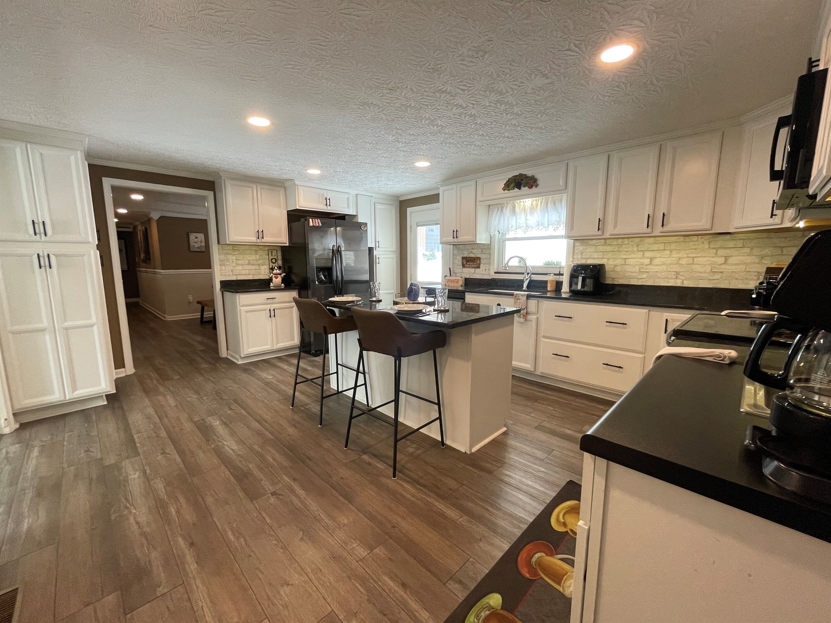 Jääkaappi, mikroaaltouuni, uuni, liesi