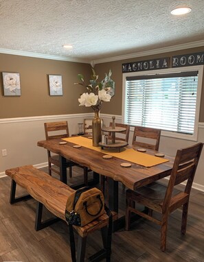 Dining - Lil' Rock - close to Beech Bend (Bowling Green)