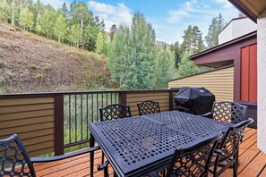Outdoor dining - 2520 Kinnikinnick Rd (Vail)