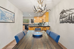 Dining - 2520 Kinnikinnick Rd (Vail)