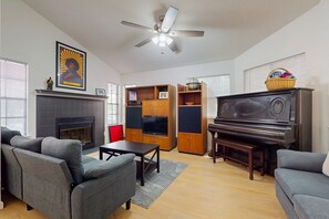 Televisio, takka, DVD-soitin