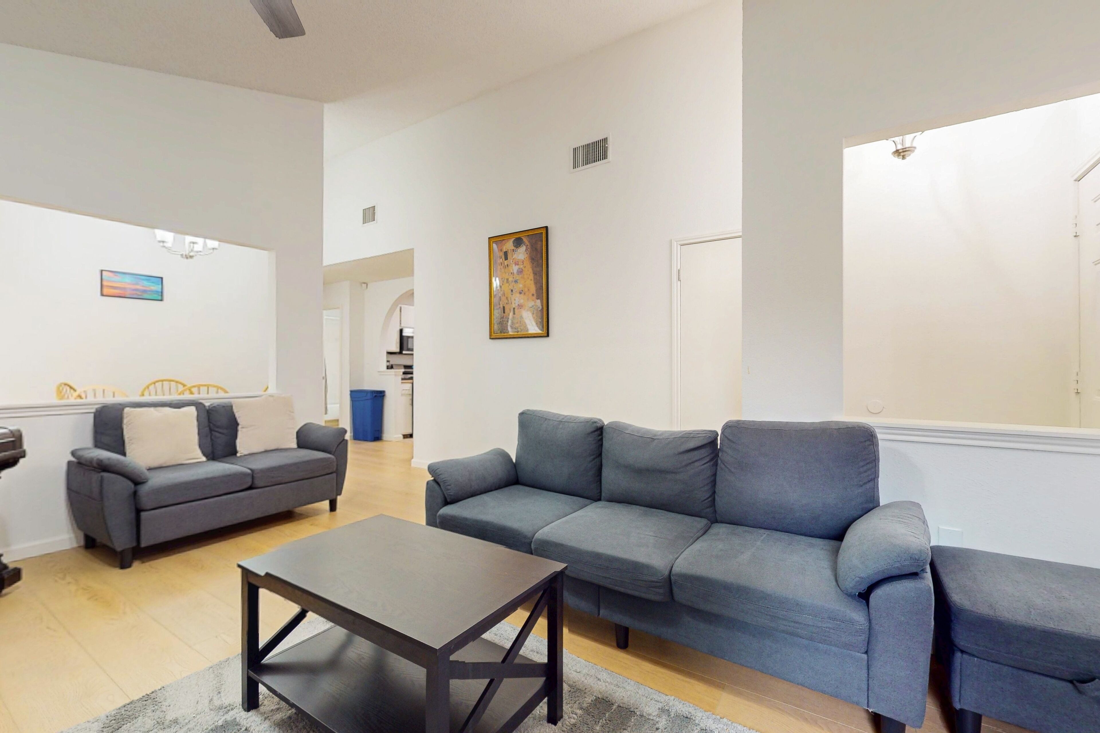 テレビ、暖炉、DVD プレーヤー