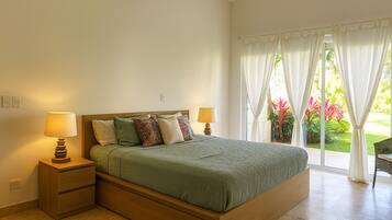 3 bedrooms, iron/ironing board, internet, bed sheets