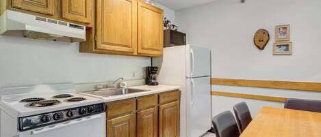 Mikrobølgeovn, ovn, kokeplater og kaffetrakter/tekoker