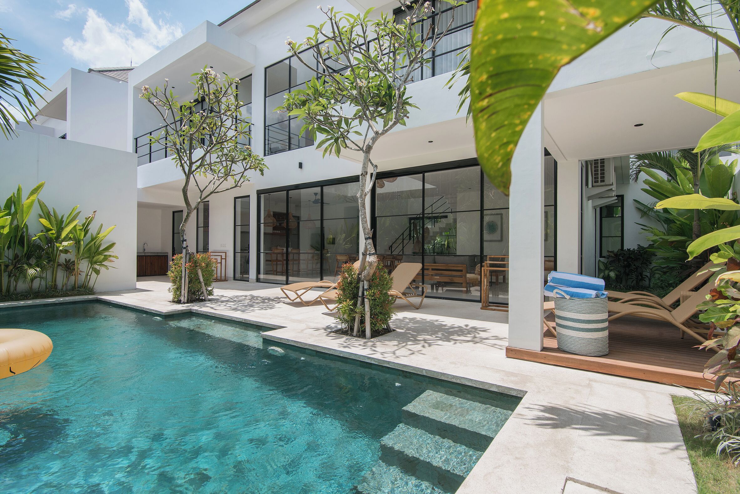 Tallelokero huoneessa, pimennysverhot, silitysrauta/-lauta