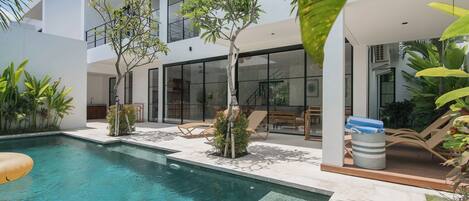 Tallelokero huoneessa, pimennysverhot, silitysrauta/-lauta