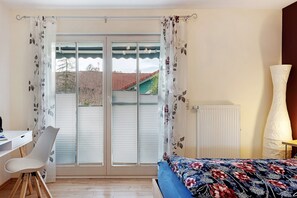 Planxa i posts de planxar, wifi i roba de llit 