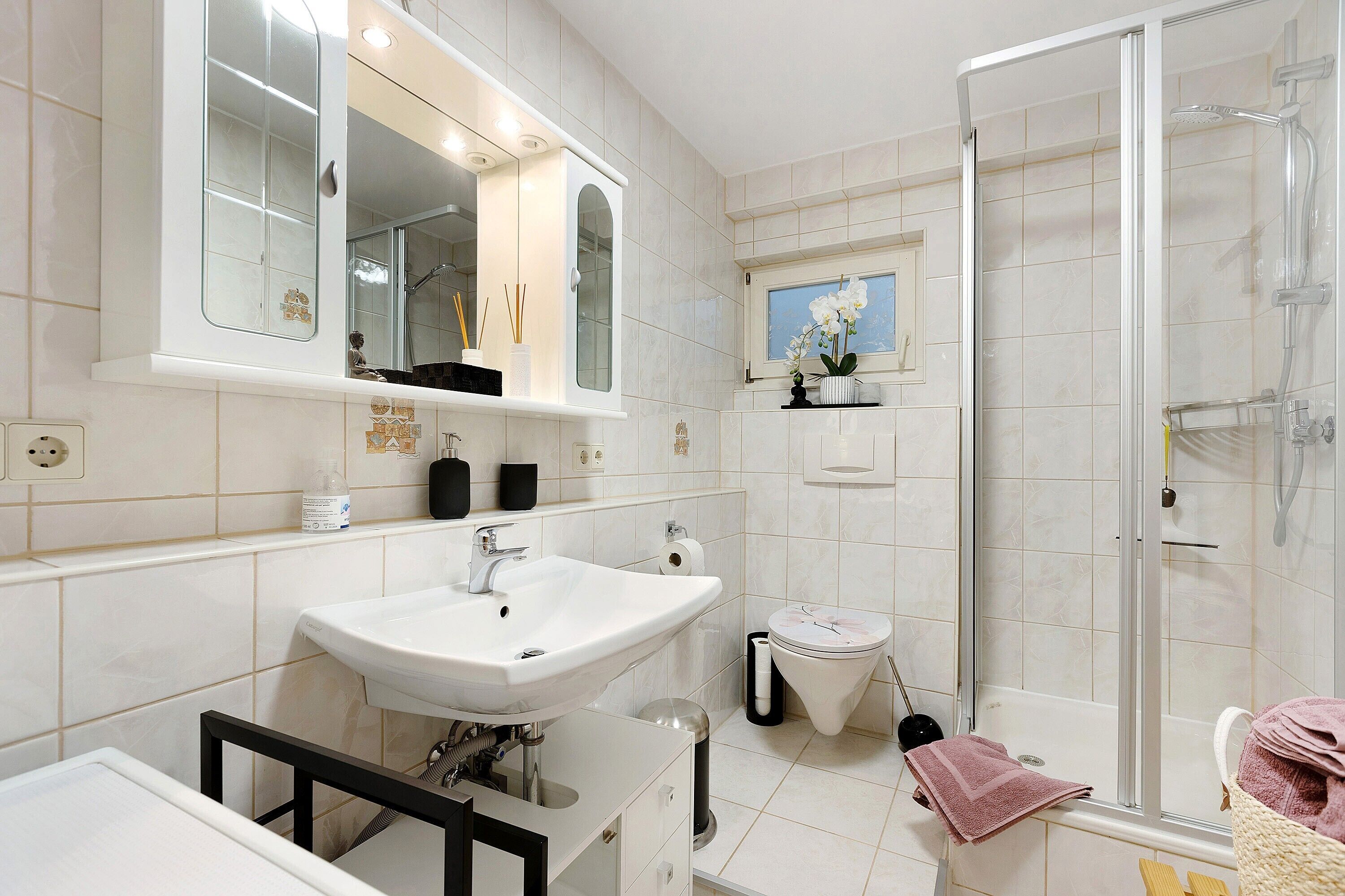 Een douche, een haardroger, handdoeken