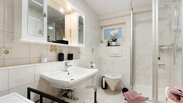 Een douche, een haardroger, handdoeken