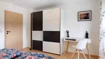 Iron/ironing board, WiFi, bed sheets, wheelchair access