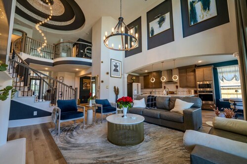 Luxury Getaway w/ Pool, Sauna, Gym & Lagoon