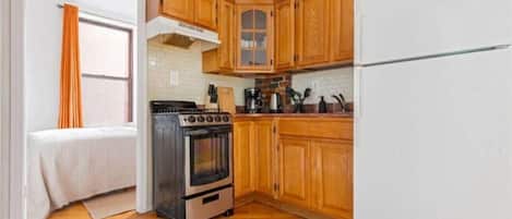 Réfrigérateur, four à micro-ondes, un four, surface de cuisson