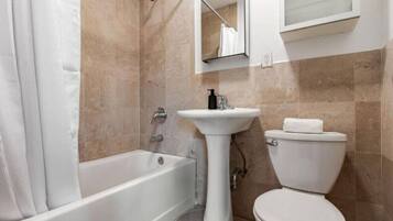 Secador de pelo, toallas, jabón y champú