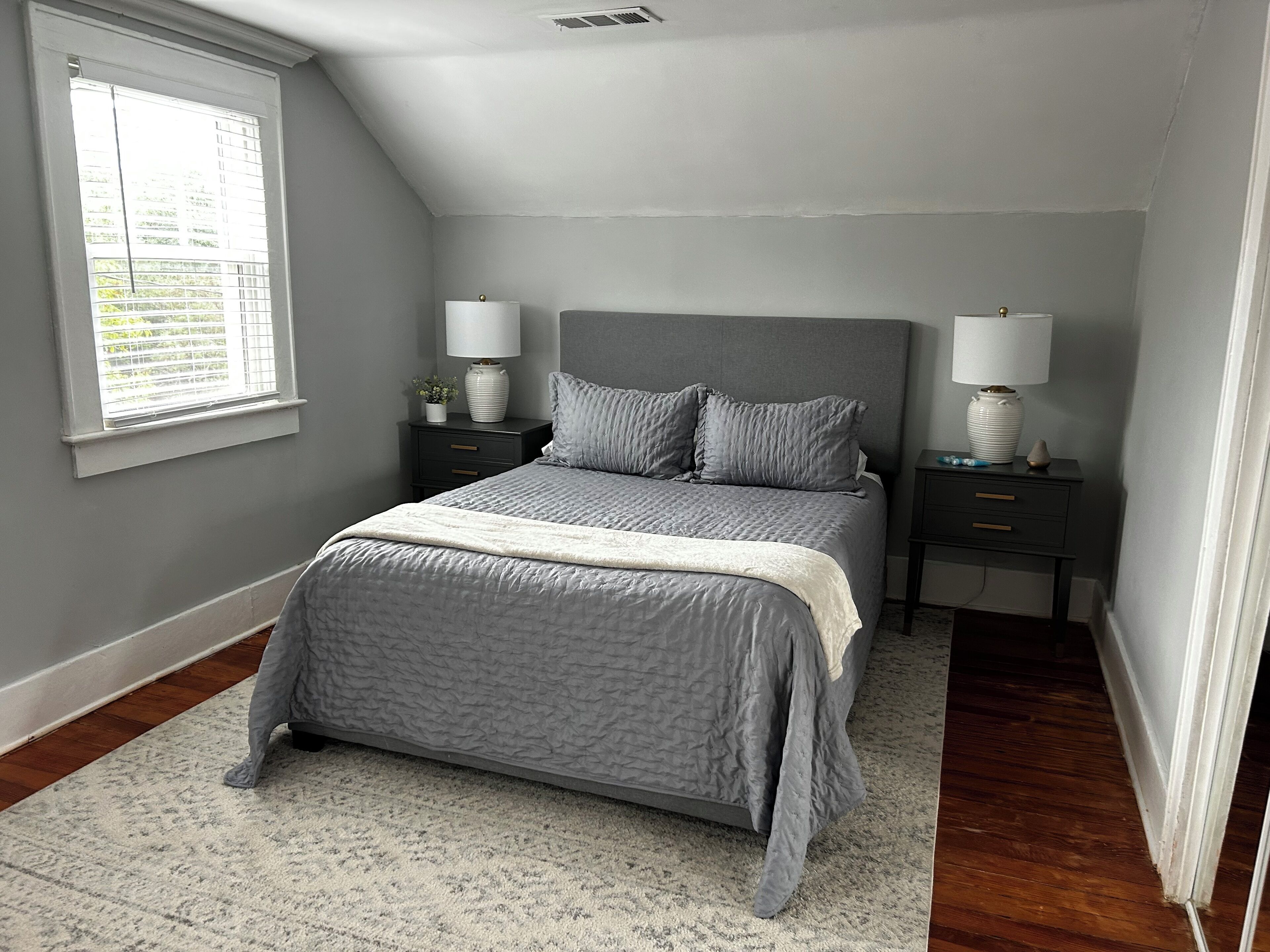 Een strijkplank/strijkijzer, wifi, beddengoed