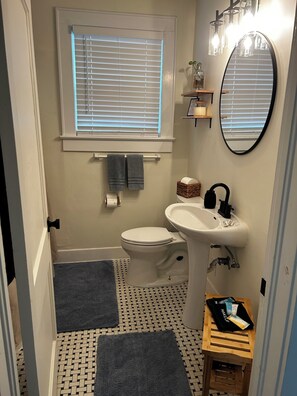 Shower, hair dryer, towels, soap - Charming 3-bedroom house with AC in perfect Charleston (Charleston)