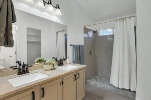 Dusche, Haartrockner, Handtücher, Seife