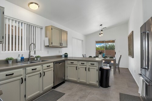 Delightful Vacation Home - Trails, Golf & Dining!