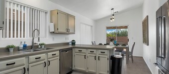 Delightful Vacation Home - Trails, Golf & Dining!