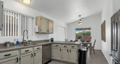 Delightful Vacation Home - Trails, Golf & Dining!