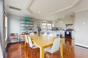 Dining - Charming home with expansive views, dog-friendly, large yard with yard games (Shoreline)